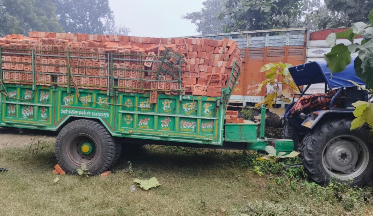 ईट भरी ट्रॉली में छुपी अवैध शराब, पुलिस ने पकड़ा