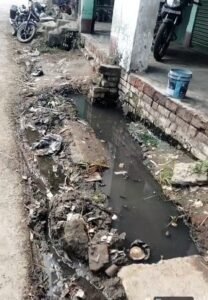 आठ साल से बदहाल नाली, प्रशासन से कार्रवाई की उम्मीद।