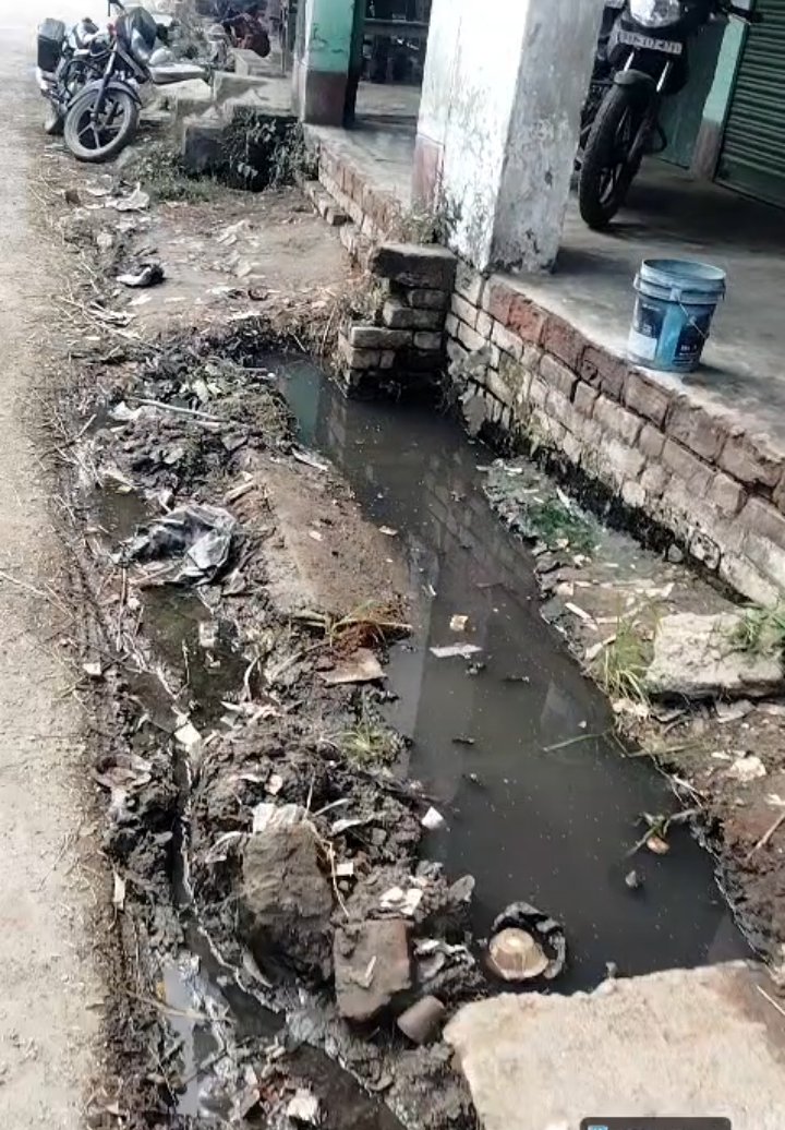 आठ साल से बदहाल नाली, प्रशासन से कार्रवाई की उम्मीद।