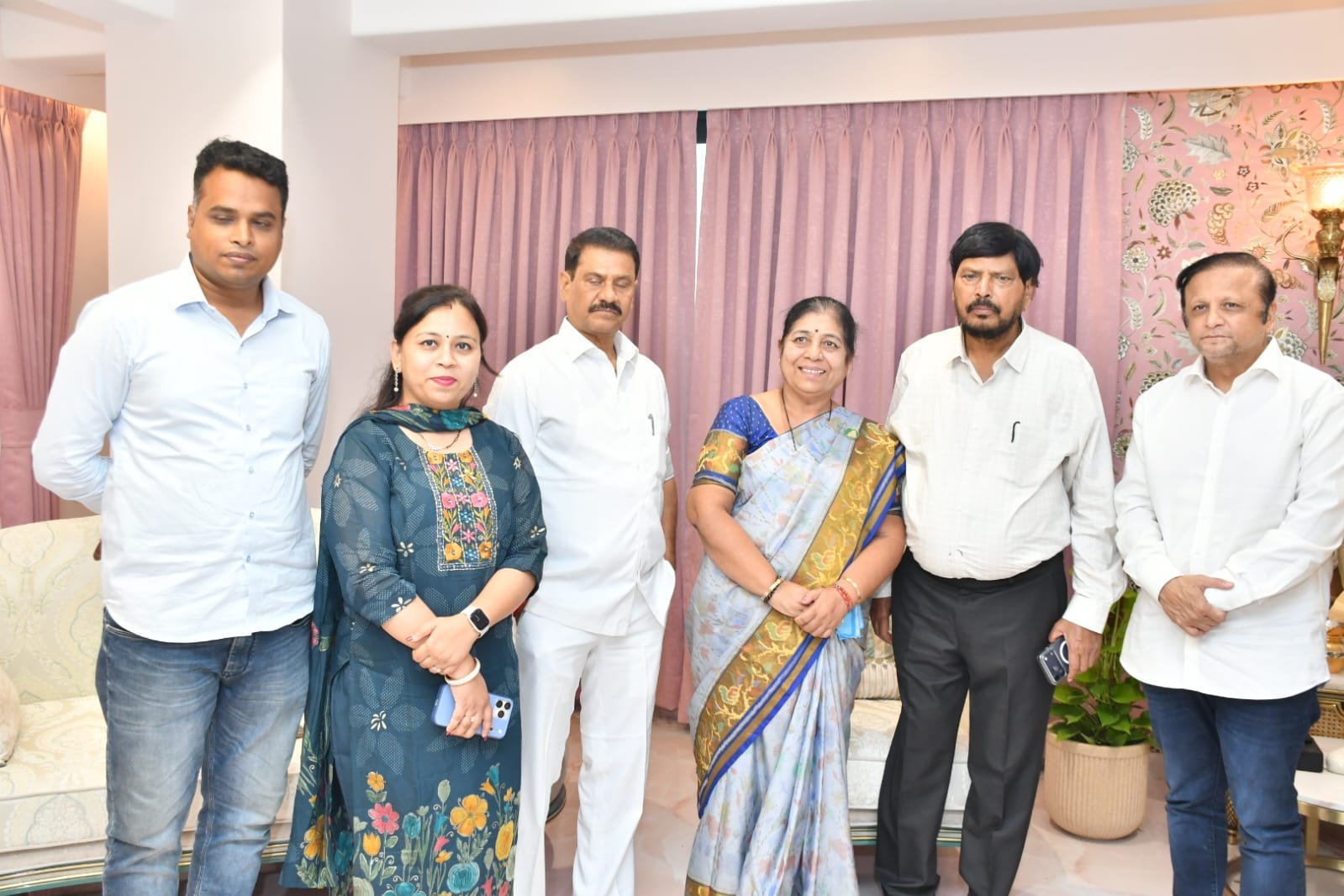 Union Minister of State रामदास अठावले ने संविधान बंगले का उद्घाटन किया।