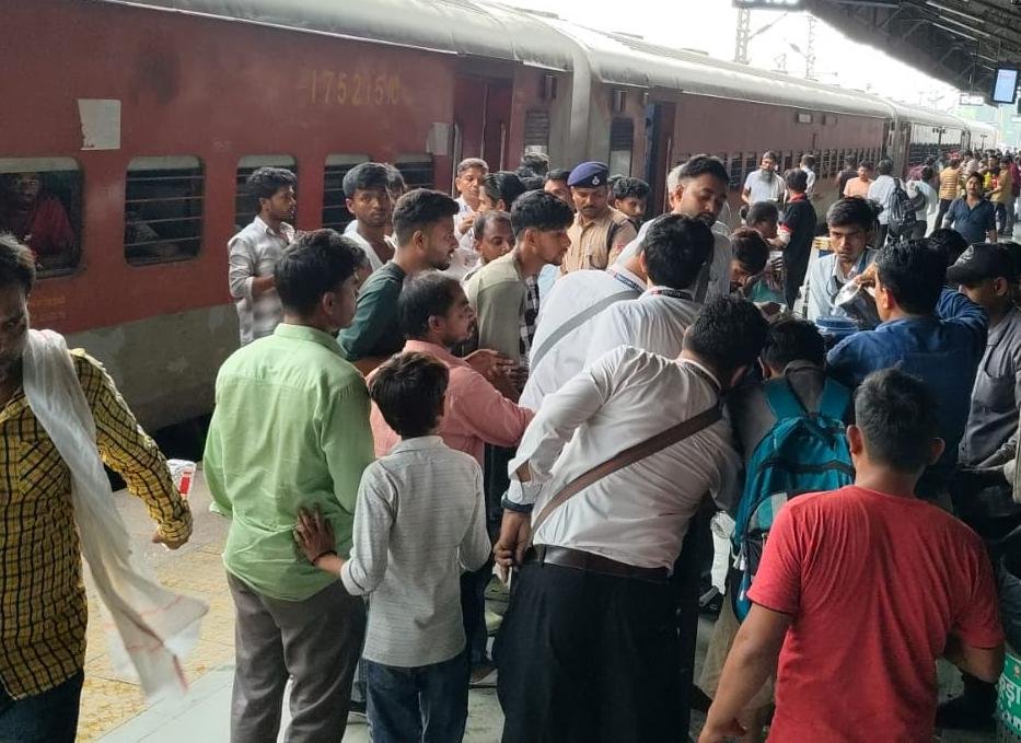 Railway Station पर यात्रियों हेतु ठंडे पानी सुविधा शुरू हुई