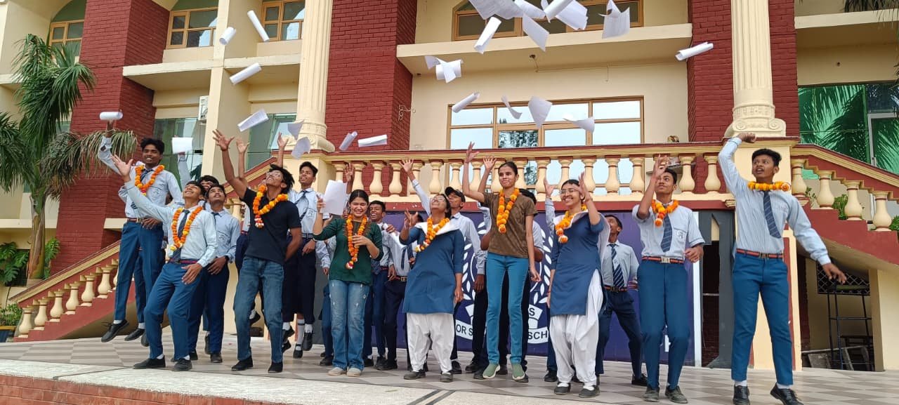 Mehnat Anushasan और आत्मविश्वास से विद्यार्थियों ने रचा नया इतिहास