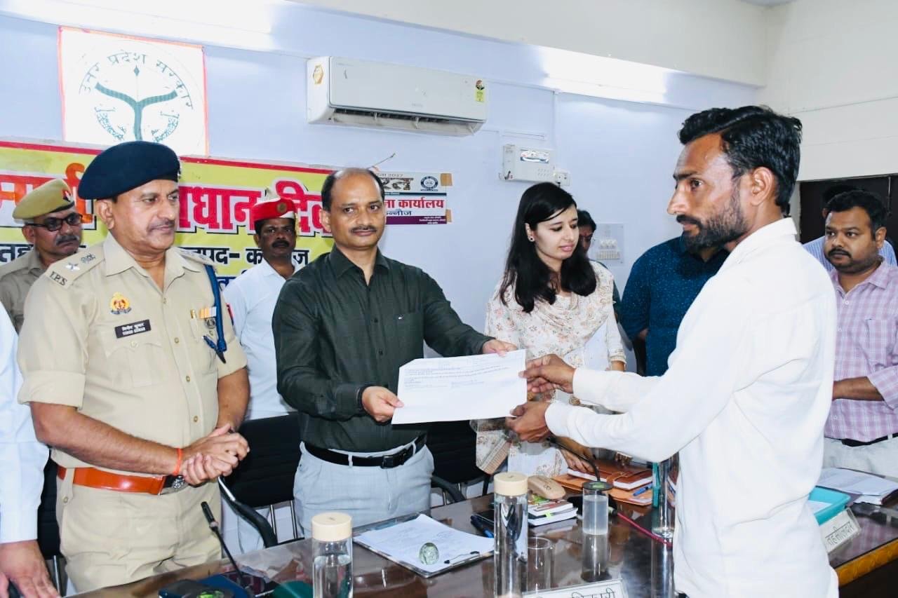 Samadhan Diwas में डीएम ने शिकायत निस्तारण के दिए निर्देश