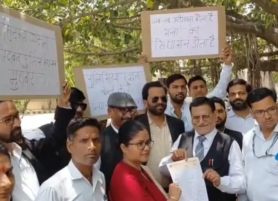 Lucknow Lathicharge