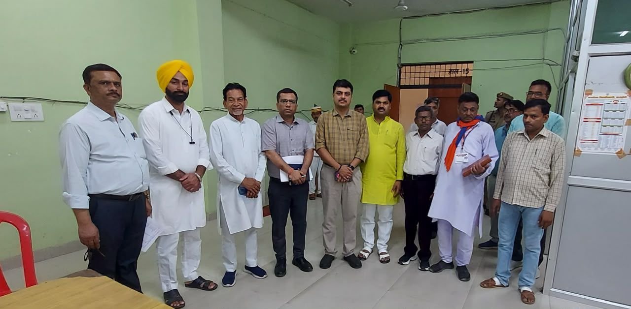 District Magistrate ने ईवीएम वेयरहाउस का किया निरीक्षण