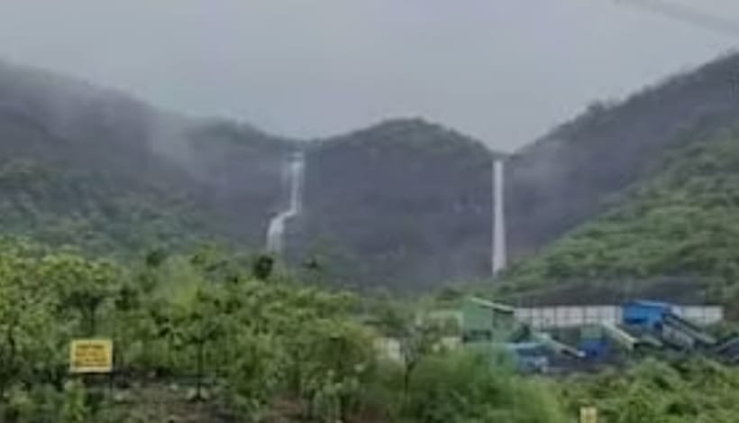 Navi Mumbai के पांडवकडा झरने में दो युवक बह गए