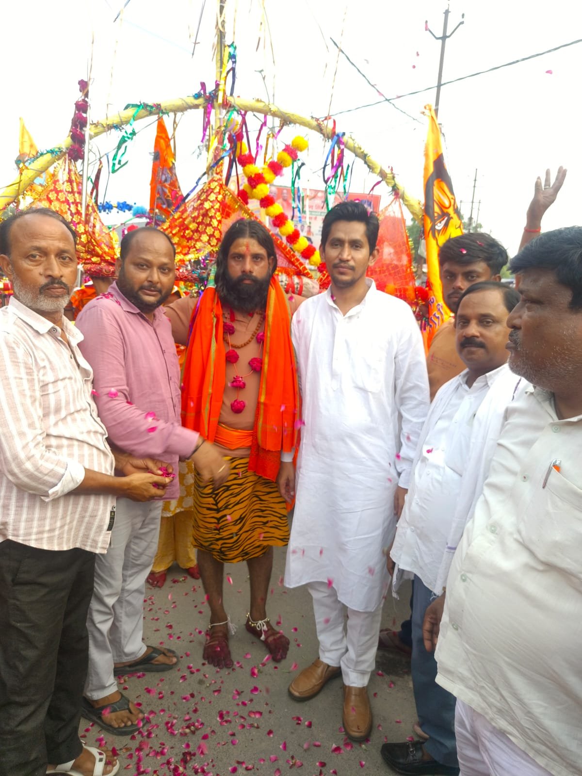 कांवड़ यात्रा के दौरान ज़ैदपुर में दाऊद अलीम ने किया कांवड़ियों का स्वागत