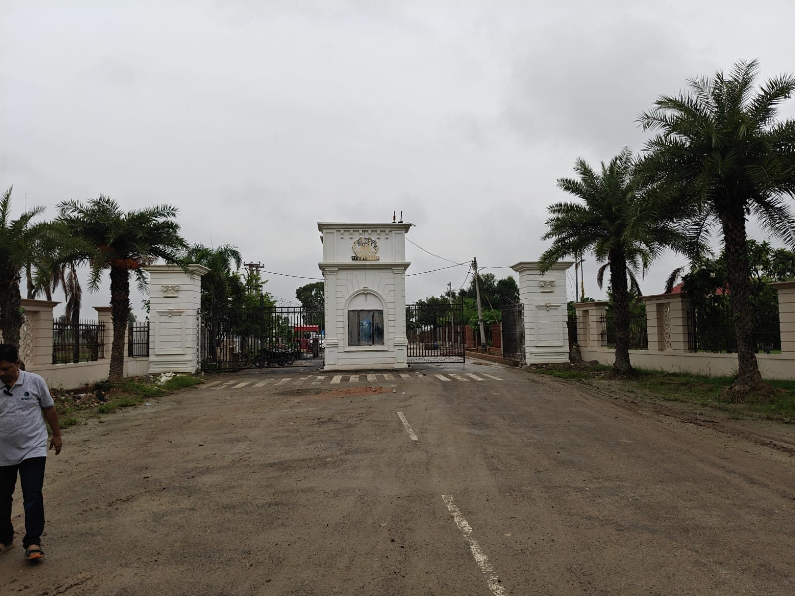 farmhouse in lucknow the villagio main entry gate at maurawan highway