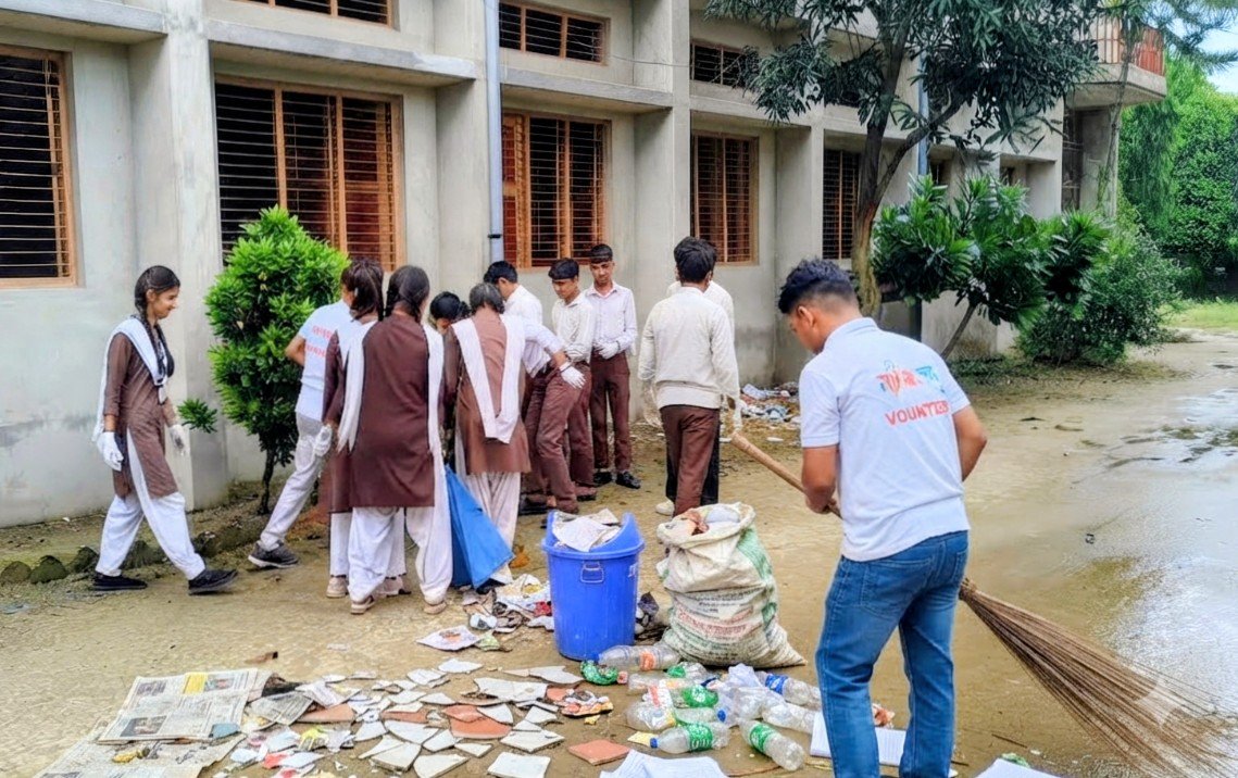 Swachhta Abhiyan के साथ युवाओं ने रोपे पौधे