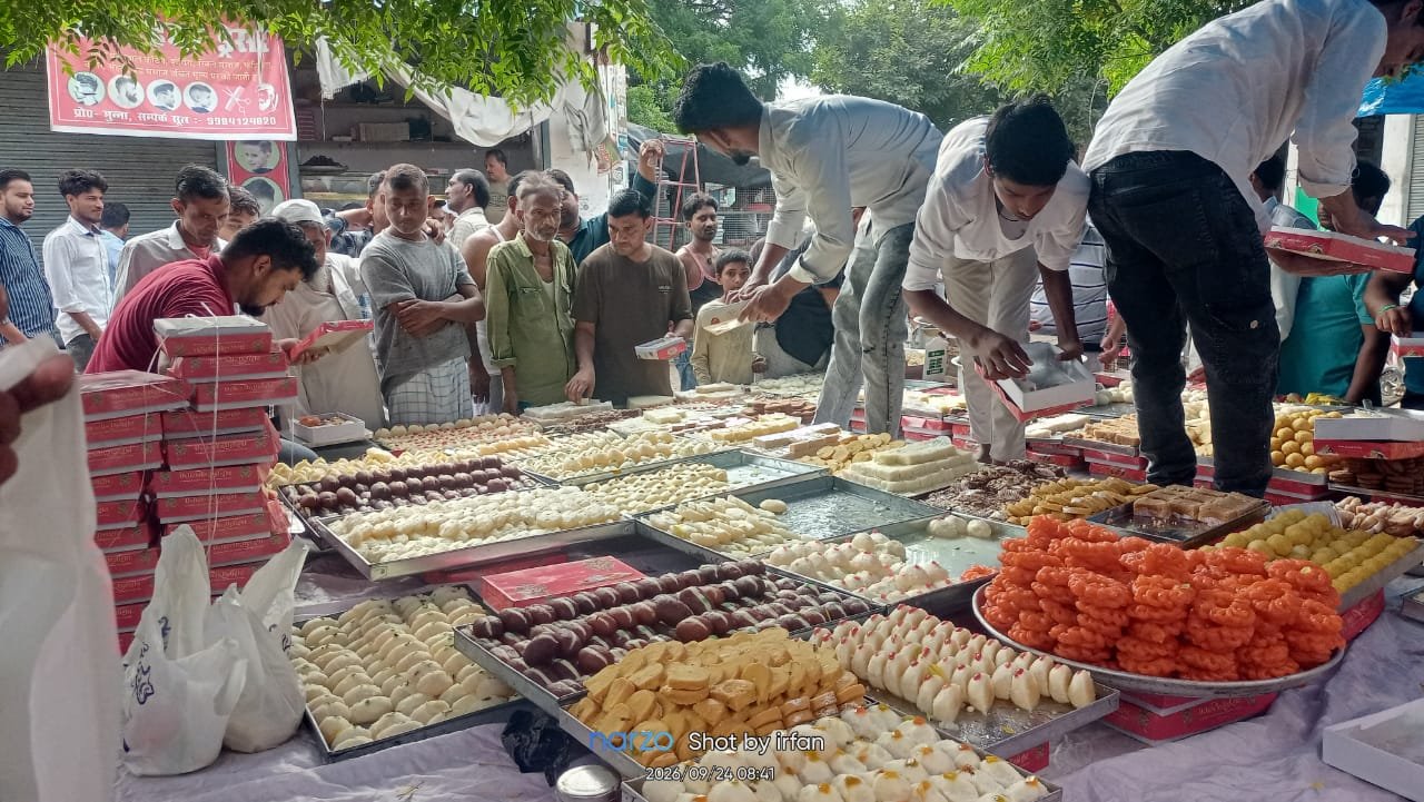 11vi Sharif को लेकर अहमदपुर में अकीदतमंदों में खास उत्साह दिखा, मिठाई दुकानों पर भीड़ उमड़ी और लोगों ने मुल्क की खुशहाली की दुआ मांगी।