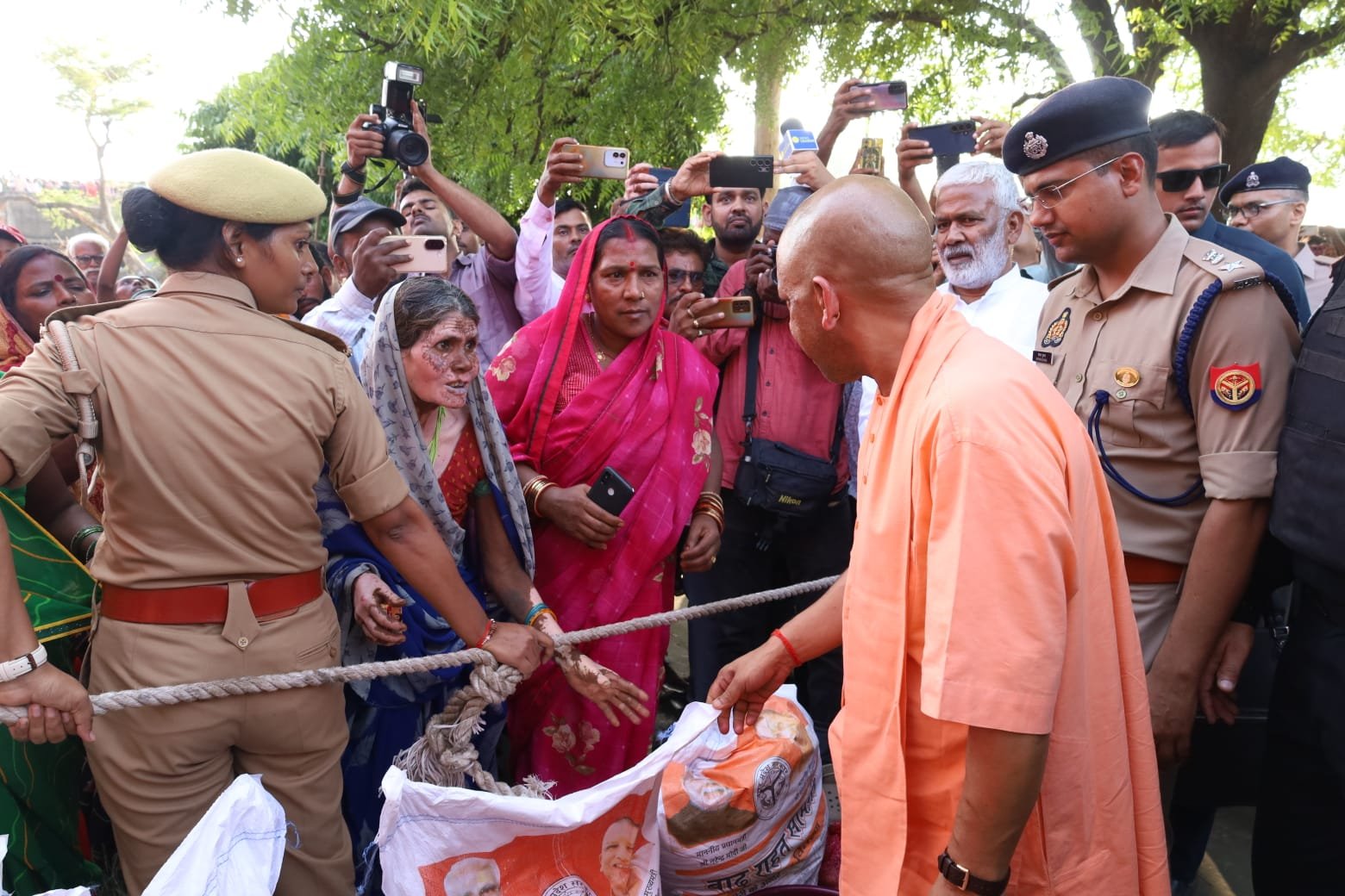 Chief Minister ने नारायणी तटबंध कटान का लिया जायजा, राहत तेज।
