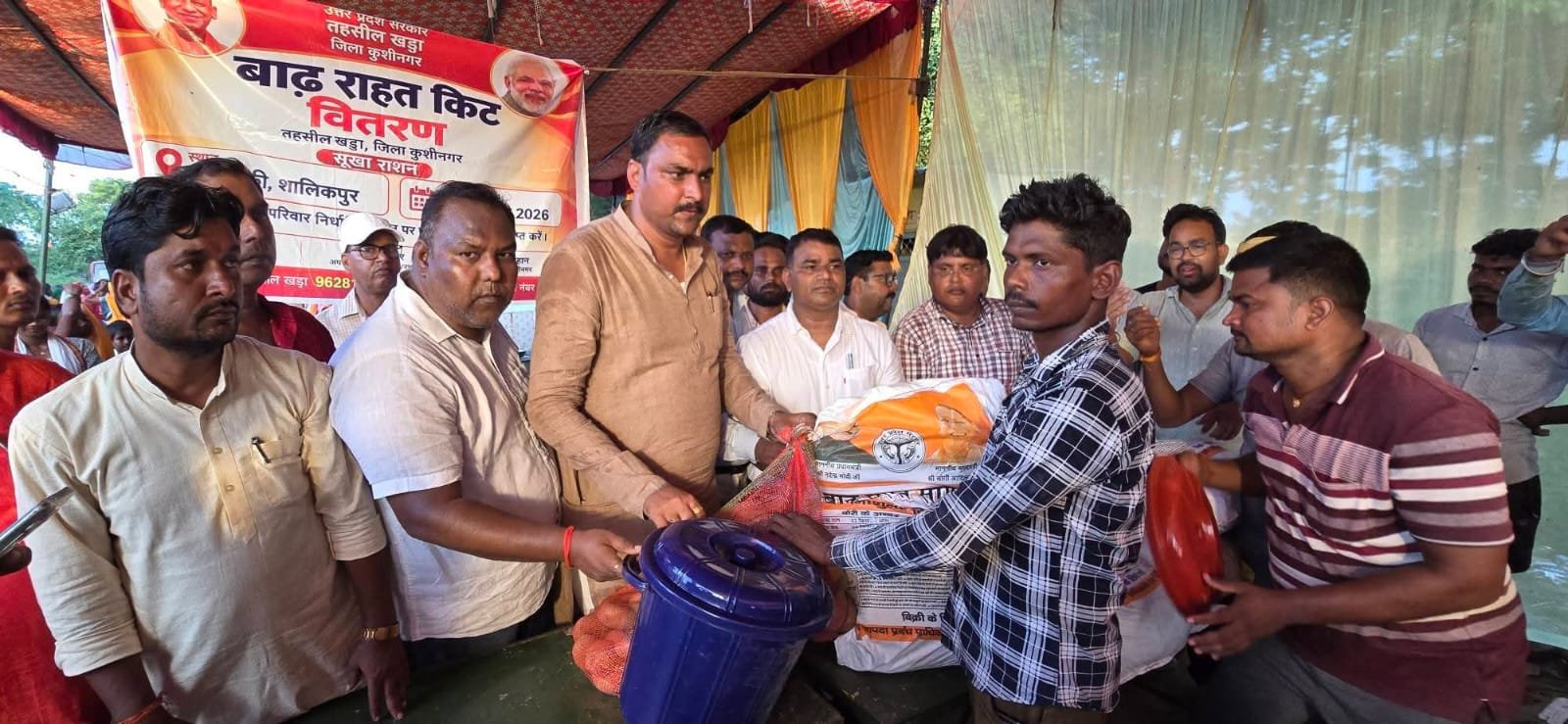 Salikpur Mahdeva में राहत सामग्री लेकर पहुंचे विधायक विवेकानंद पाण्डेय