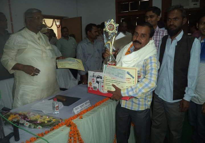 प्रथम स्टेट अवॉर्ड 11/4/2015 को माननीय वस्त्र मंत्री उत्तर प्रदेश सरकार द्वारा 20,000. का चेक, शील्ड,शॉल, और बड़ा सा गिफ्ट पैक मिला है।