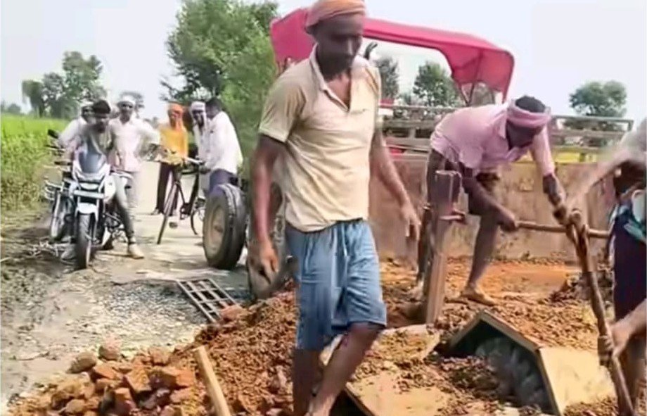 Flood के बाद क्षतिग्रस्त सड़क पर मरम्मत, ग्रामीणों को राहत